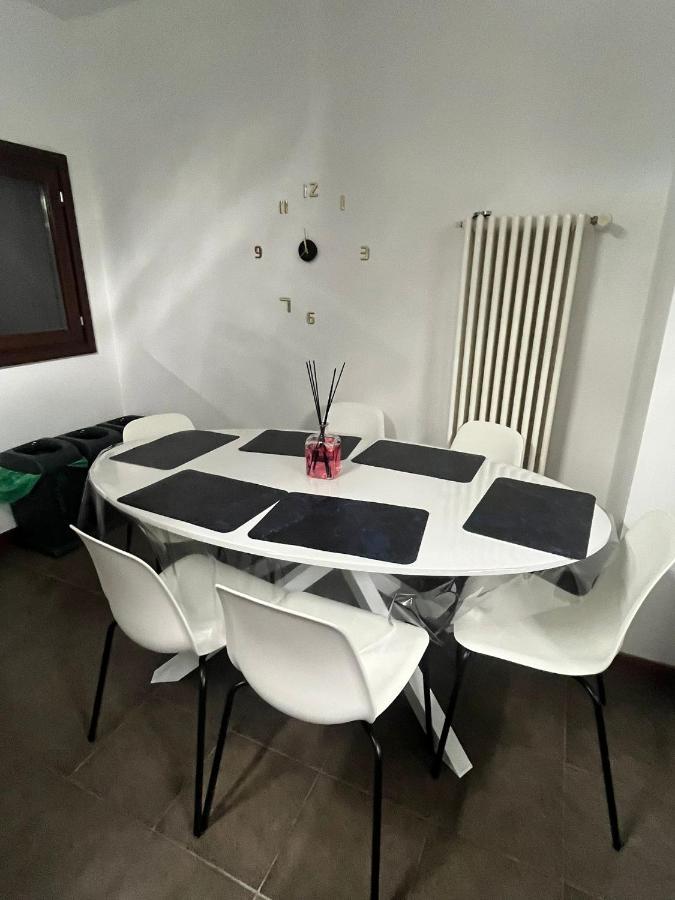 Home Sarenji Trivolzio Eksteriør bilde